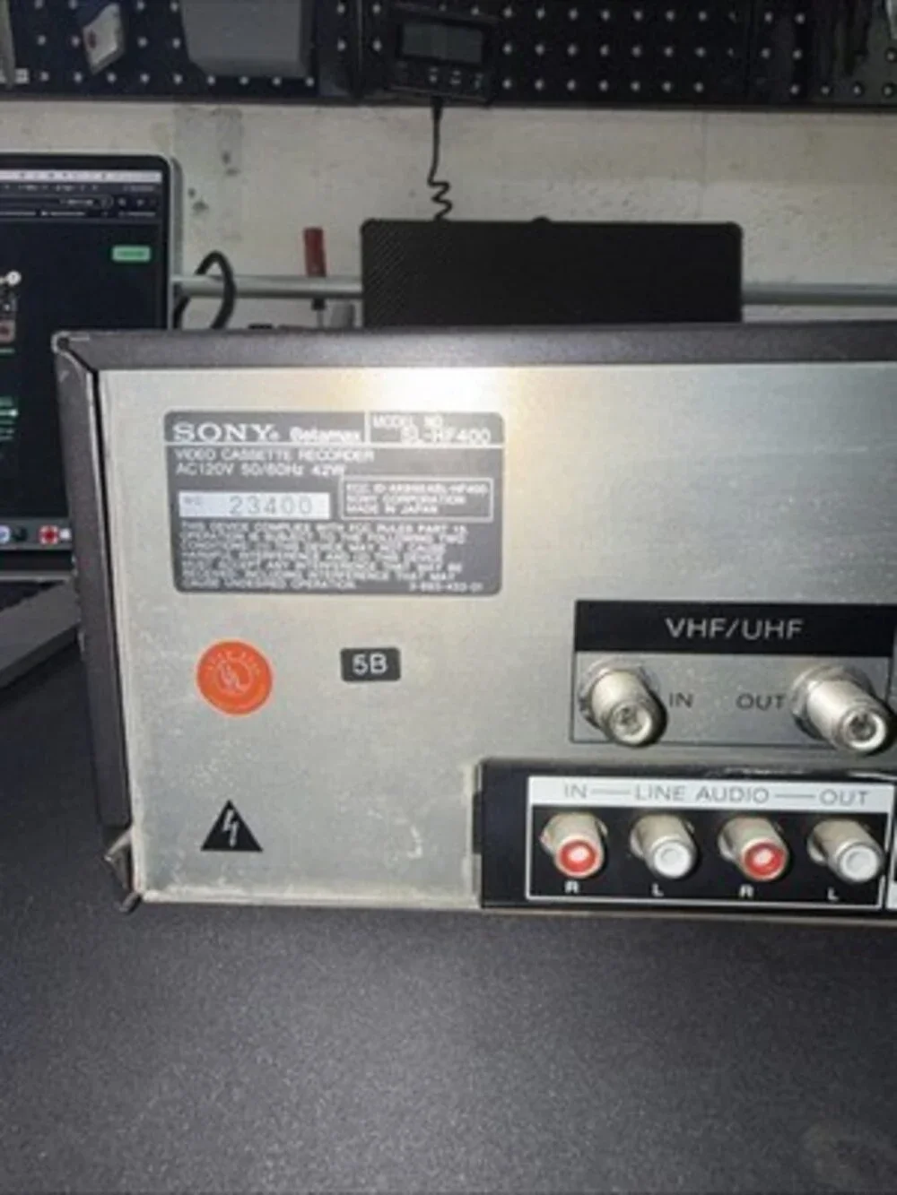 Sony SL-HF400 Betamax Super Beta Hi-Fi VCR Player RCA Video - POWERED ON - READ